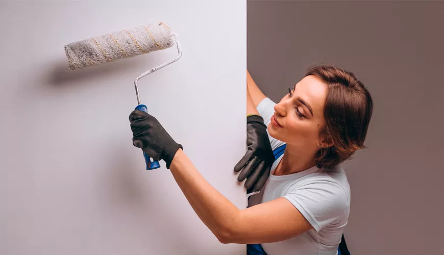 Грунтування стіни валиком